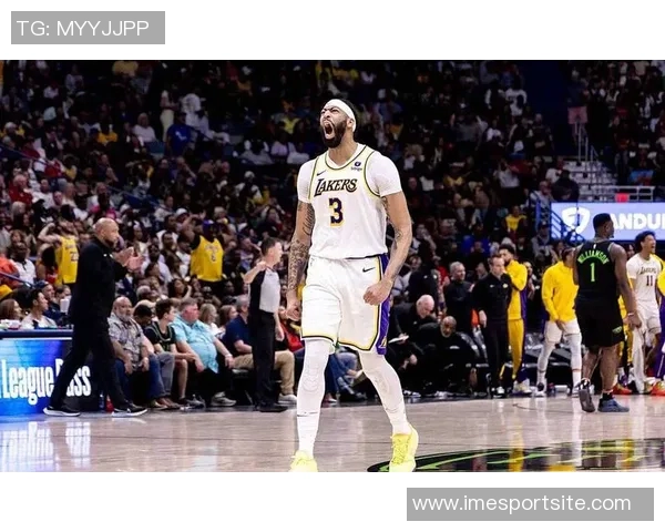 浓眉指出球队缺乏纯控卫导致进攻迟缓对手全场盯防影响发挥